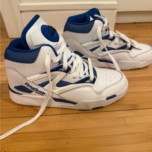 Reebok Pump Omni Zone II White and Navy Sneakers Sz 5.5 / Women 7